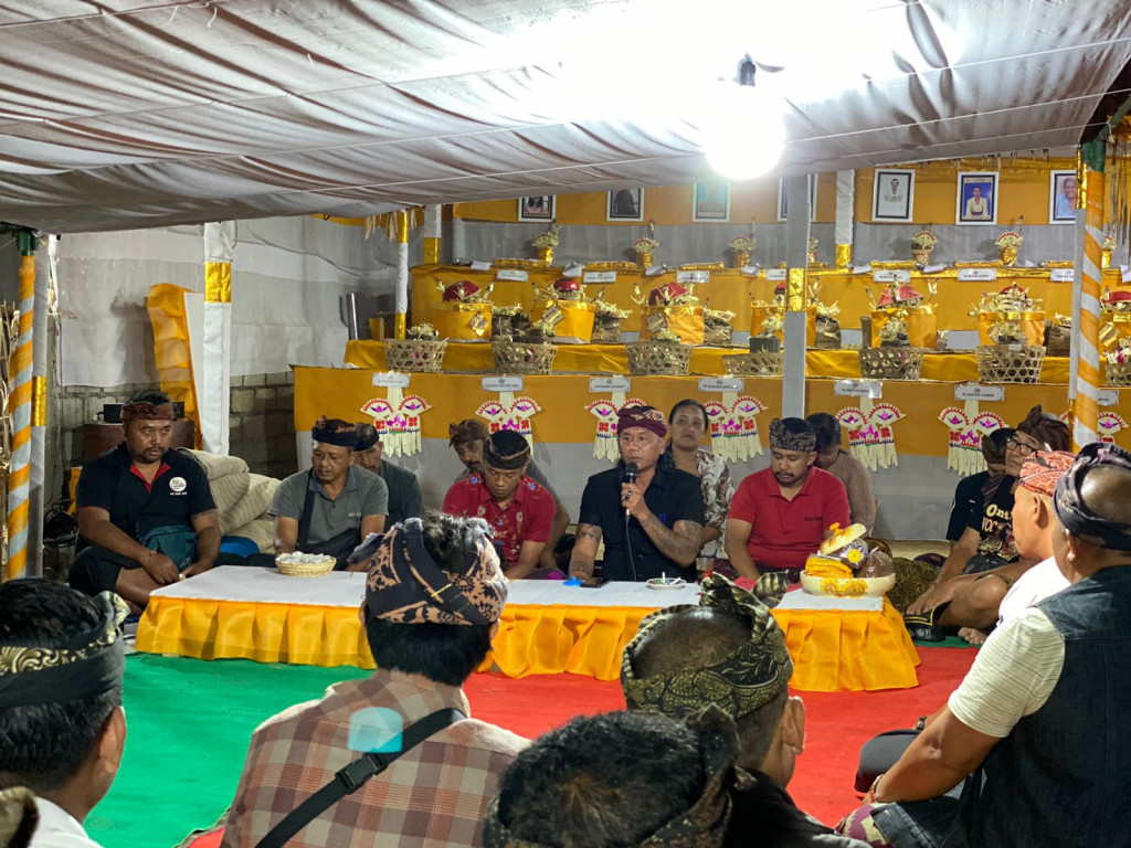 Karya Atma Wedhana Lan Metatah Kinembulan Massal, Perbekel Petang Menghaturkan Dana Punia dan Artos